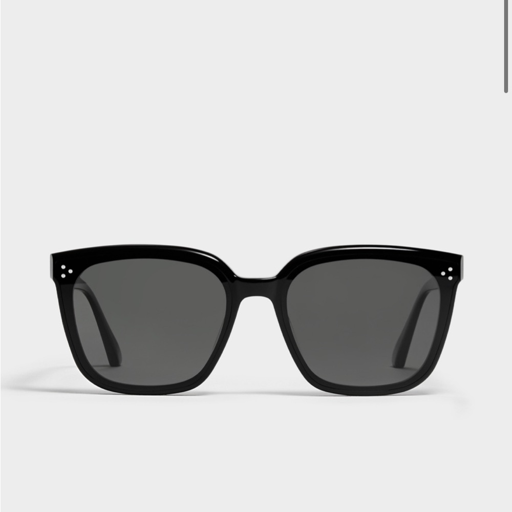 Gentle Monster pállate sunglasses.